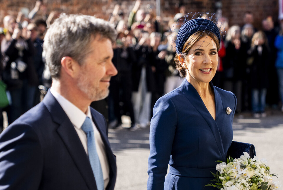 Frederik og Mary ses her ankomme til fredsgudstjenesten i Vor Frue Kirke