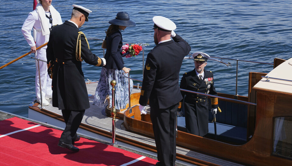 Kong Frederik og dronning Mary går ned i den lille chalup, der skal sejle dem ud til 'Dannebrog'.
