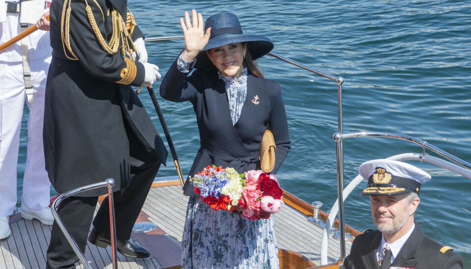 Dronning Mary hilser ombord.