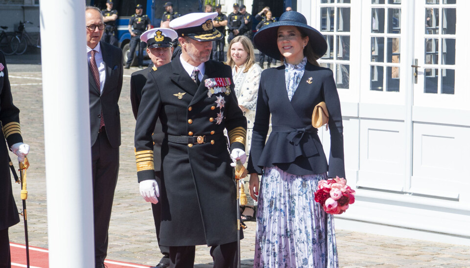 Kong Frederik og Dronning Mary klar til ombordstigning fra Nordre Toldbod i København.