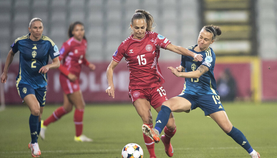 Sangen 'DK's Kvinder', som er lavet af bandet Blæst, bliver den officielle EM-sang til kvindernes fodbold-EM. Billedet er fra det danske landsholds kamp mod Sverige i februar.