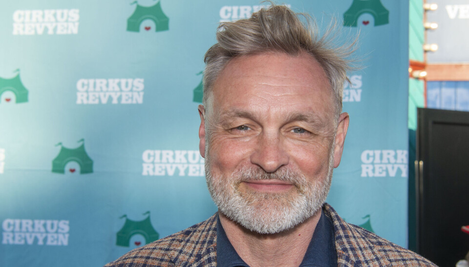 Claus Elming er kravlet op på hesten igen trods alvorlige knubs efter racercykeltur.