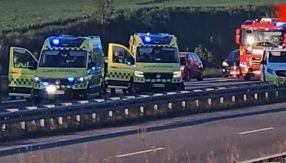 Det gik galt søndag aften på Midtjyske Motorvej mellem Give og Vejle - her blev en 84-årig kvindelig passager på en motorcykel dræbt i en alvorlig ulykke.