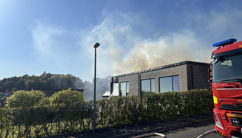 Meterhøje flammer har raseret en stor del af den moderne villa.