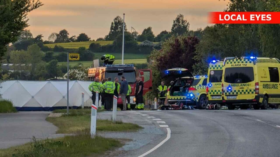 En 25-årig kvinde og hendes toårige datter var i livsfare efter ulykken tirsdag aften.