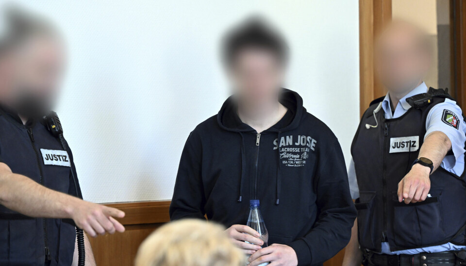 Den 30-årige polak (i midten) føres ind i retten i Hagen onsdag.