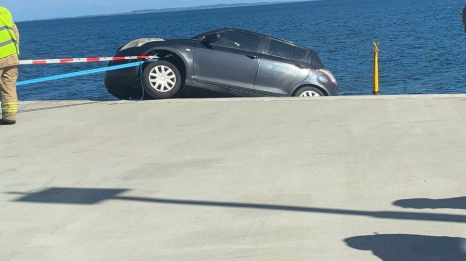 Bilen endte med at blive trukket op på land igen.