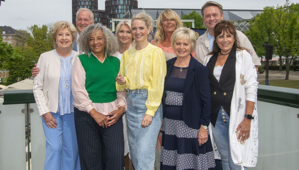 'Syng med i Tivoli - Fællessang på Plænen' har også Kirsten Siggaard på plakaten. Her er hun med kollegaerne Birthe Kjær, Keld Heick, Maria Bramsen, Gry Johansen, Annette Heick, Lonnie Devantier, Hilda Heick og Kandis-Johnny