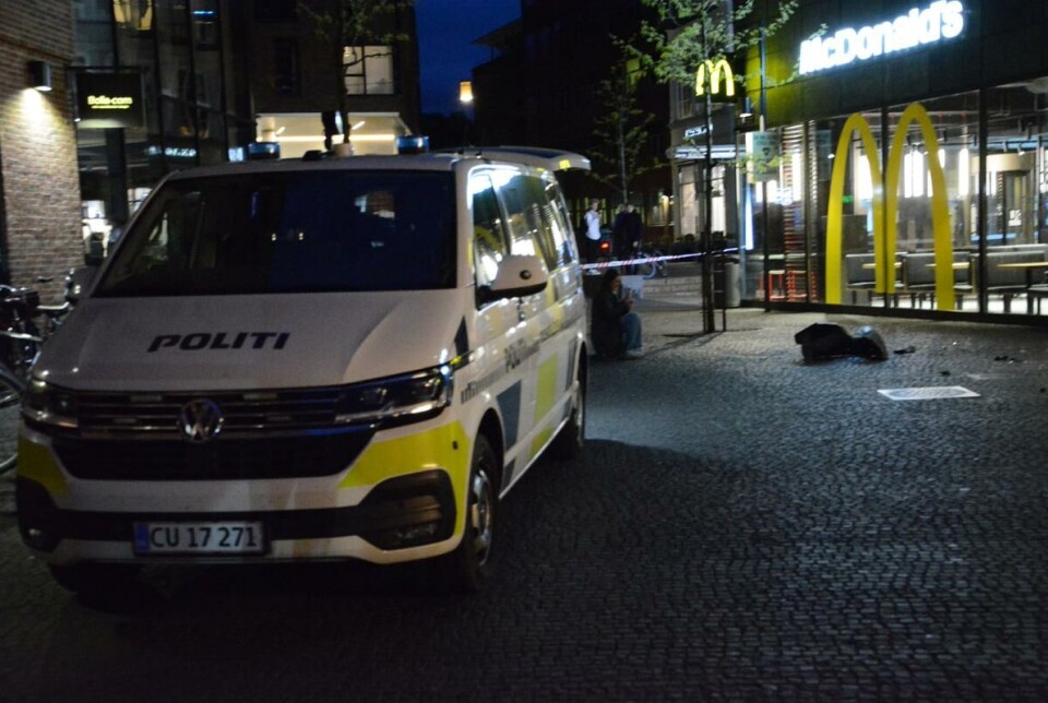 Politiet har endnu ikke fanget den person, som torpederede en McDonalds i Odense lørdag aften.
