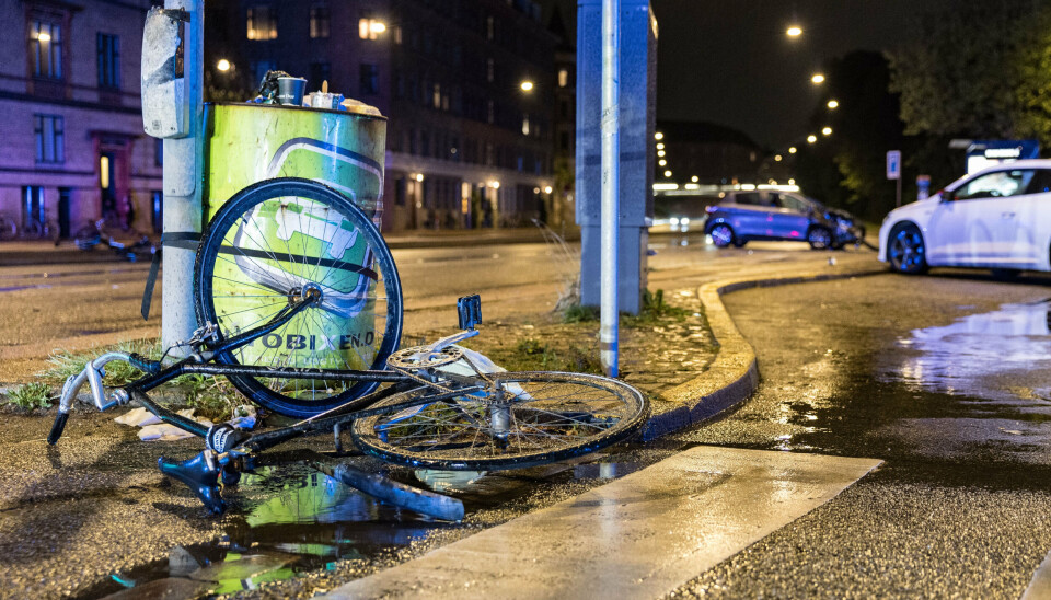 En bilist har søndag aften påkørt to cyklister på Nørrebro. Både føreren af bilen og de to cyklister er blevet bragt til hospitalet. Yderligere en mand er blevet bragt til sygehuset.