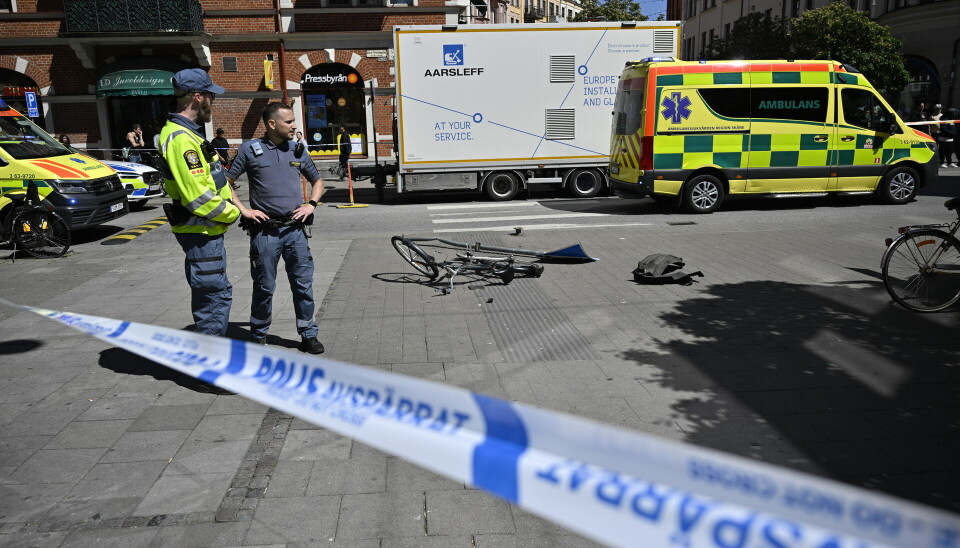 Fire personer - inklusive chaufføren - er kommet til skade, da en taxi kørte op på fortovet ved en fodgængerovergang.