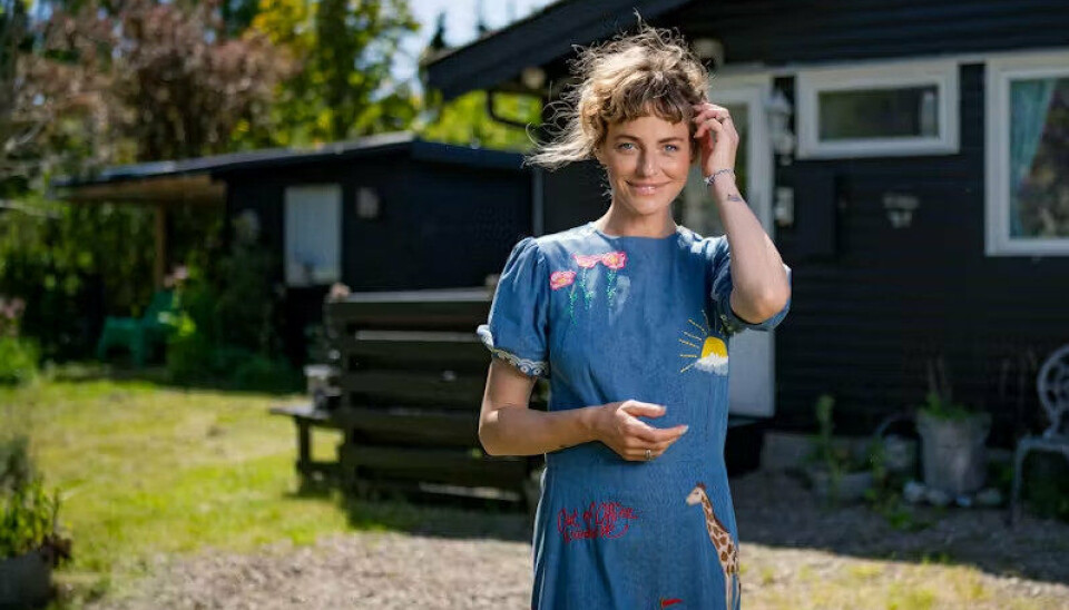 Sarah Grünewald er ny vært på 'Sommerdrømme'. - Jeg tror, at det bliver helt sindssygt fedt. Jeg ser virkelig frem til at bruge den første del af min sommer i naturen og sammen med søde, spændende og dygtige folk både foran og bag kameraet, siger hun til TV 2.