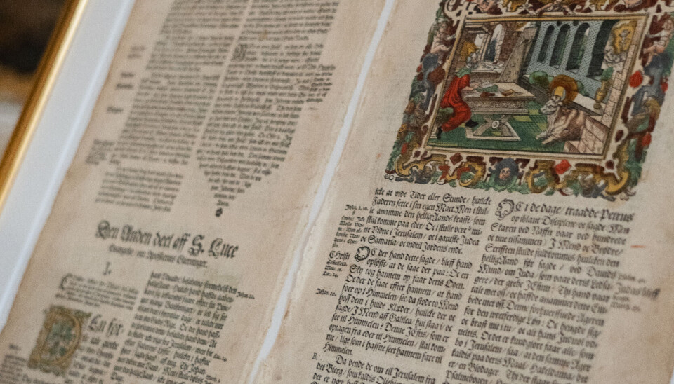 Dronningen modtog en 400 år gammel indrammet bibel, som hun vil forstå at værdsætte værdien af.
