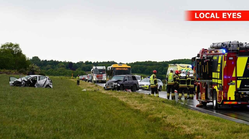 En person har angiveligt været fastklemt i forbindelse med ulykken.