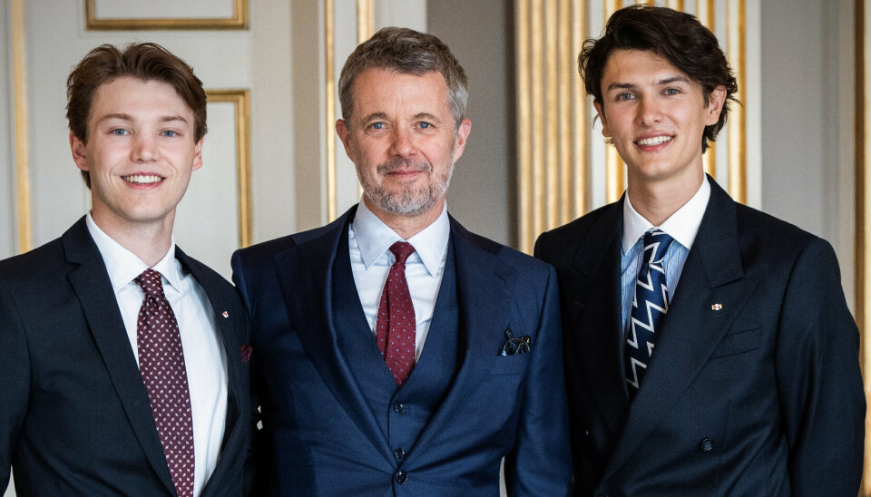 Ved en privat begivenhed tildelte kong Frederik mandag ordener til grev Nikolai og grev Felix, viser billeder, som kongehuset selv har taget.
