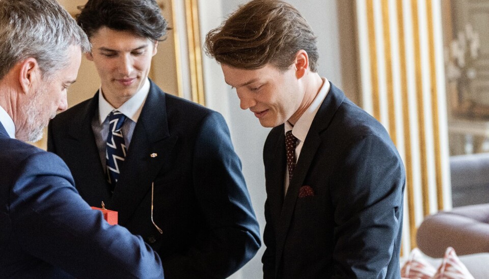 Konge Frederik overrækker storkorset til Nikolai og Felix