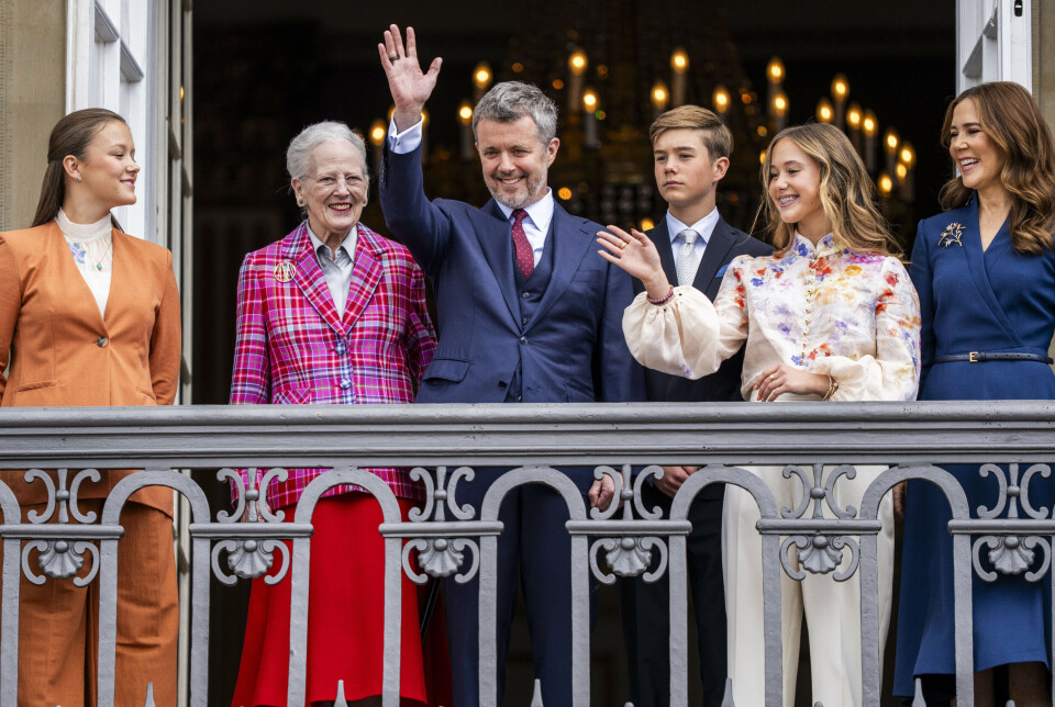 Dronning Margrethe ses her på balkonen på Amalienborg i forbindelse med kong Frederiks 57-års fødselsdag den 26. maj.