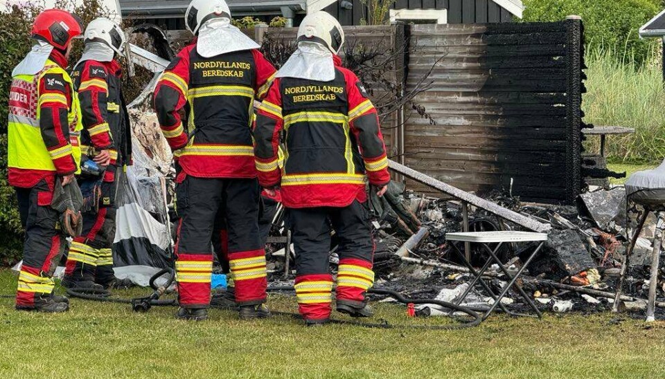 Branden er nu slukket - campingvognen er brændt helt ned.