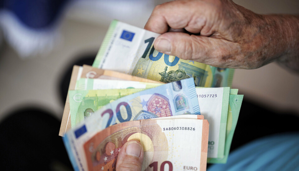 Hvis du medbringer kontanter til udlandet, kan du overveje at vælge en let omsættelig valuta, såsom euro eller dollar, som du kan veksle. Skulle du ikke få dem brugt, er de typisk også nemmere at gemme eller veksle end en lokal valuta, der kun kan bruges i et land.