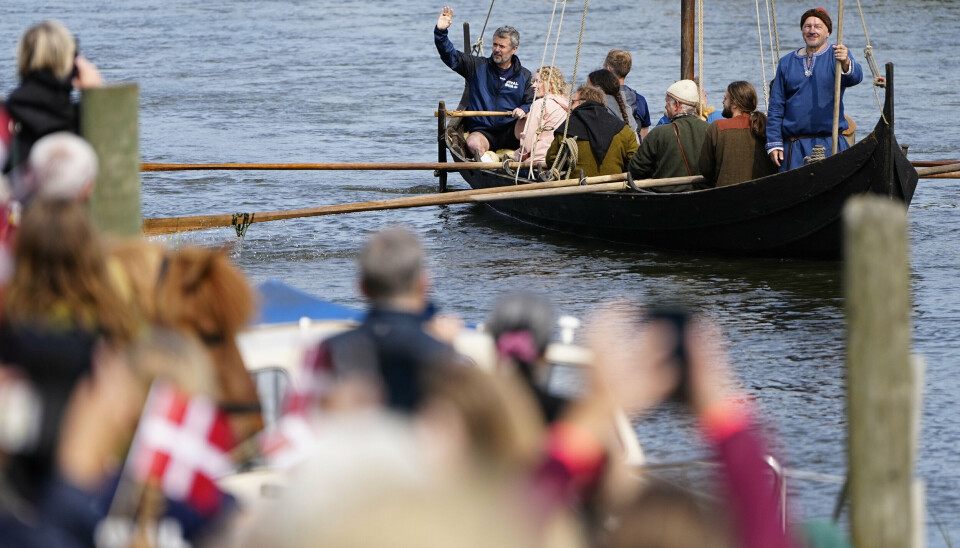 Kong Frederik ankom i en vikingebåd til Ribe, hvor han skal løbe Royal Run i gang.