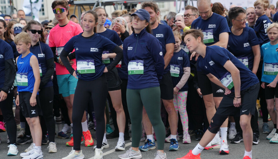 De tre kongebørn prinsesse Isabella, prinsesse Josephine og prins Vincent har løbet Royal Run i København mandag formiddag. Prins Vincent løb med knæbind.