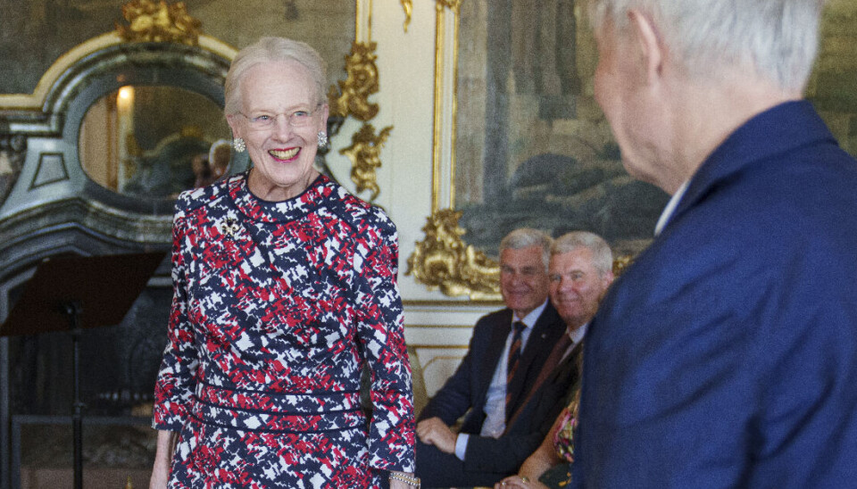 Dronning Margrethe ses her ved prisuddelingen i Havesalen på Fredensborg Slot