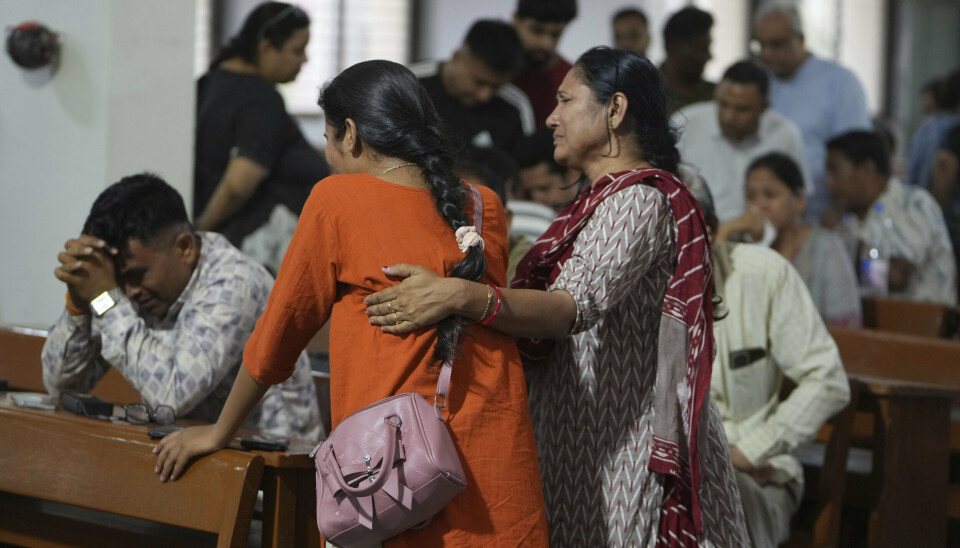 Pårørende til de dræbte i indisk flystyrt venter på DNA-prøver på et hospital i Ahmedabad.