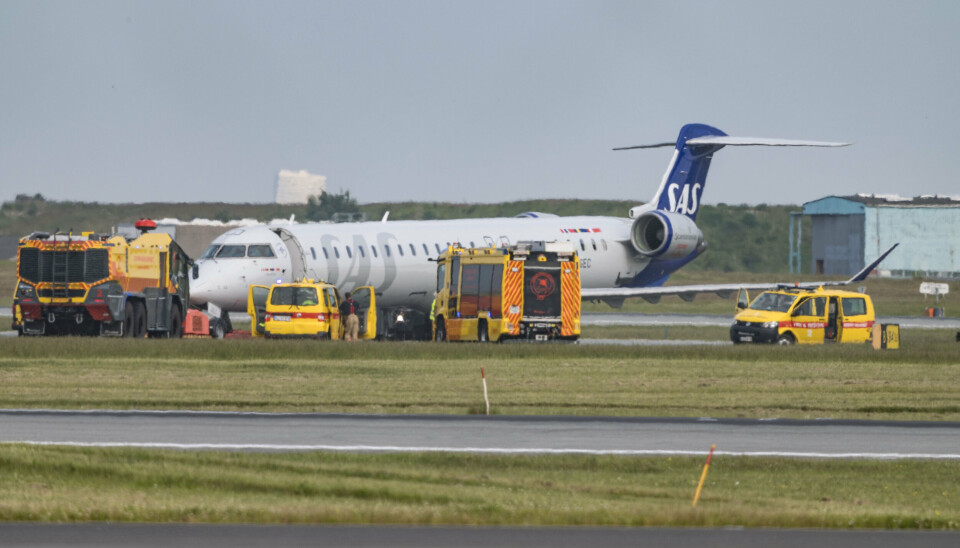 SAS-flyet er omgivet af brand- og redningskøretøjer på landingsbanen i Kastrup Lufthavn.