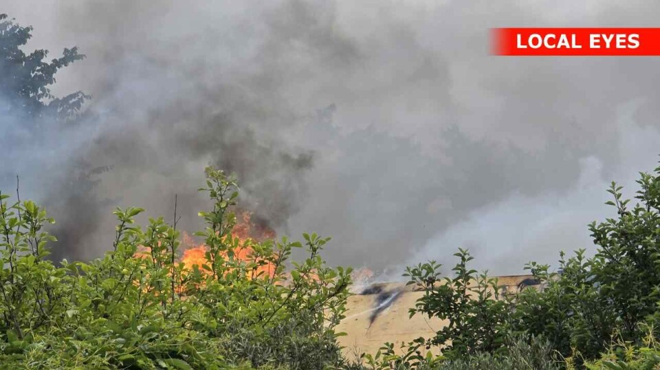 Huset står i flammer mandag morgen.