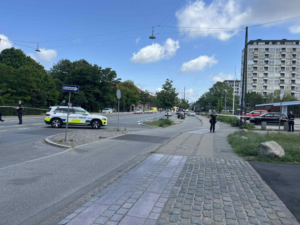 En kvinde er lige nu blevet ramt af skud på åben gade i Brønshøj.