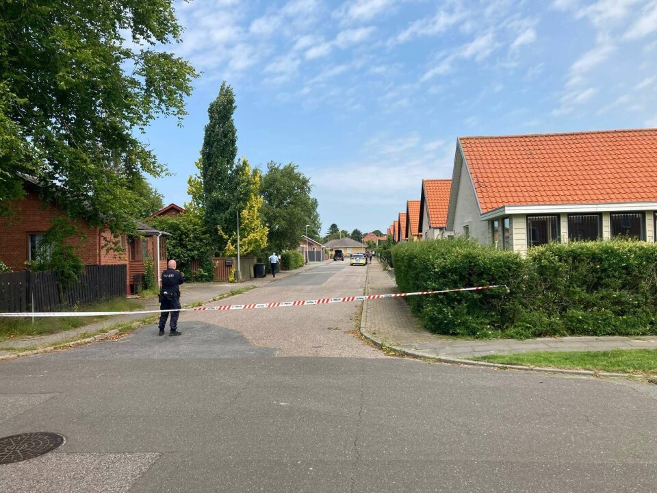 Billeder fra stedet viser, at en villavej er spærret af.