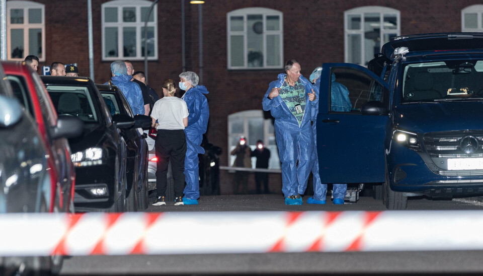 Politiet undersøger et mistænkeligt dødsfald på Kornerups Vænge i Roskilde, tirsdag den 17. juni 2025. En 77-årig kvinde er fundet død. Kvindens 45-årige søn var til stede i lejligheden og blev anholdt.