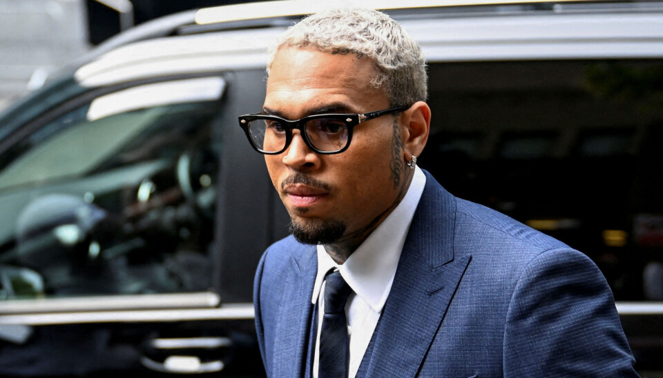 Chris Brown ankommer til Southwark Crown Court i London.