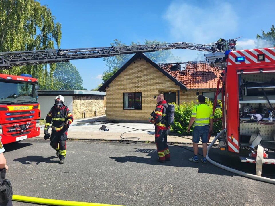 En villa står i flammer på Tingagervej i Ringe på Fyn.