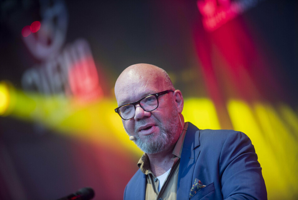 Lars Hjortshøj kunne i 2022 fejre 30-års jubilæum som komiker. Efter alle årene kan han stadig lukke sig inde i en 'osteklokke', når han står på scenen, siger han til TV 2. (Arkivfoto).