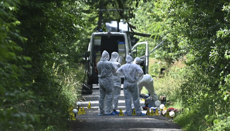 En kvinde og et lille barn er fundet døde på en sti en den tyske by Dorsten. Politiet søger vidner til den forfærdelige sag.
