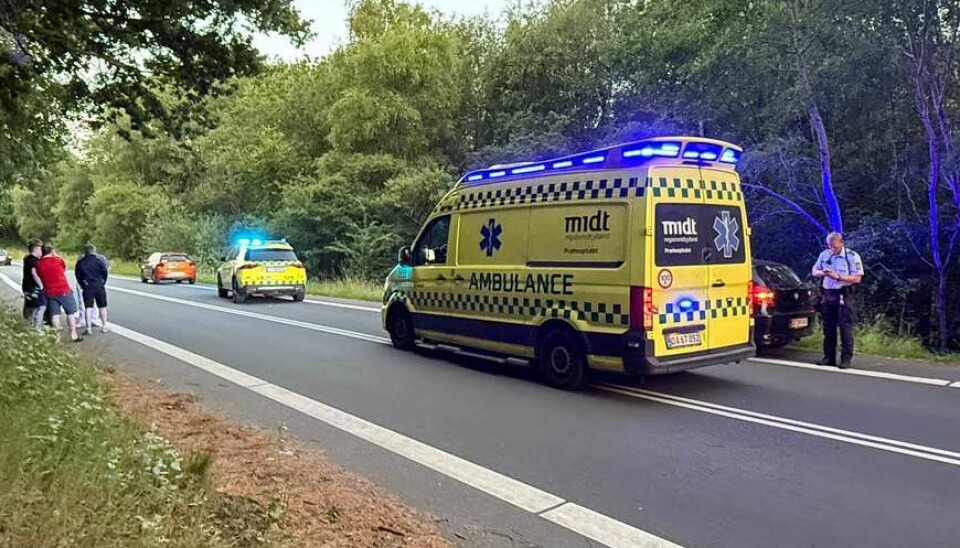 Det var her på Brogade i Bjerringbro den 22-årige unge mand på motorcykel mandag aften mistede livet i en soloulykke.