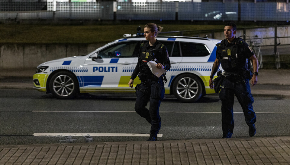 Københavns politi havde en større styrke til stede i Københavns lufthavn efter den blødende mands ankomst.