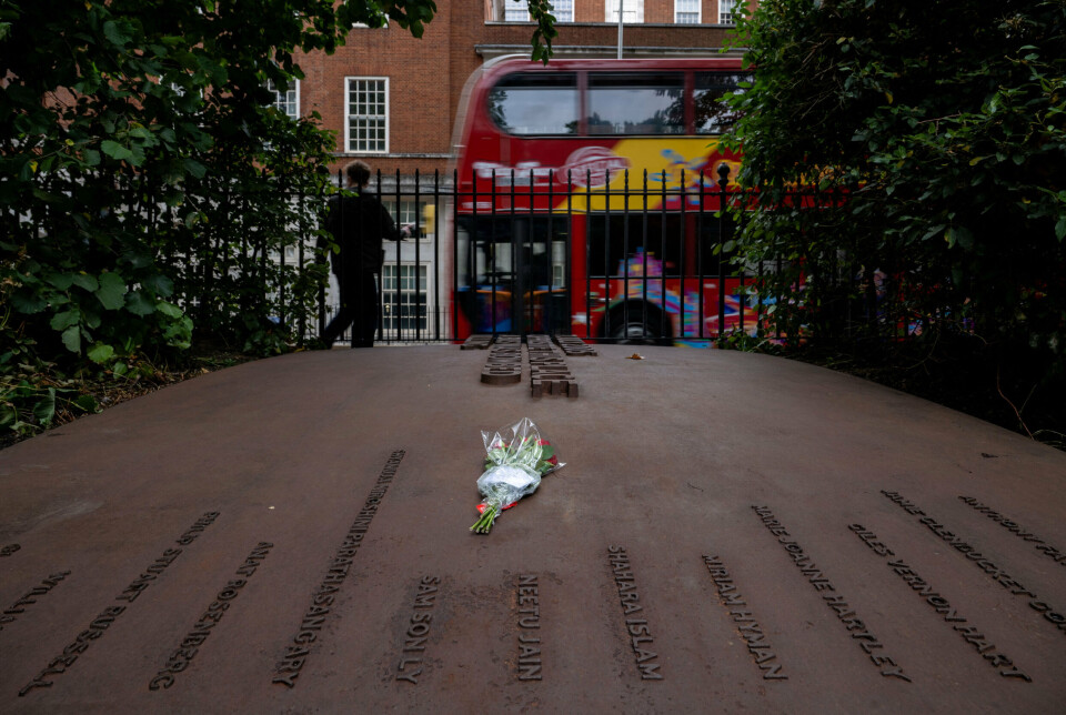Billede fra søndag parken Tavistock Square Gardens i London, hvor man forbereder sig til markering af, at det er tyve år siden at flere bomber 7. juli 2005 sprang i Londons undergrund.