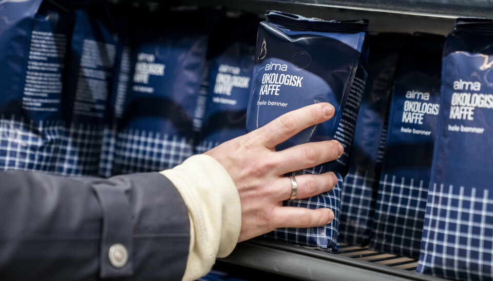 Når man ser prisstigningerne på kaffe det seneste år, kan der være brug for en kop at styrke sig på. Det har været bittert for producenter og forbrugere, og derfor vil Moderaterne fjerne kaffeafgiften. (Arkivfoto).