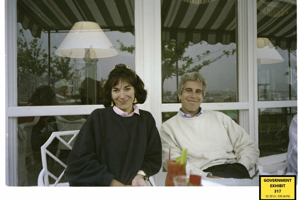 Den afdøde finansmand Jeffrey Epstein sammen med Ghislane Maxwell, som han i en årrække var kærester med. Billedet her er en del af det bevismateriale, der blev indsamlet i sagen mod ham. (Arkivfoto).