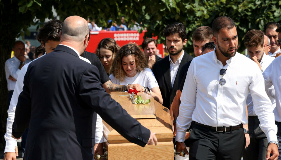 Diogo Jota og hans bror, André Silva, blev begravet i weekenden. Her ses Rute Cardoso, der for nylig var blevet gift med Diogo Jota, ved portugiserens kiste.