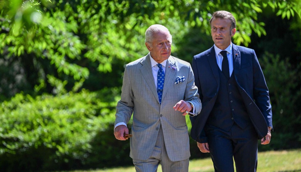 Kong Charles og frankrigs præsident Emmanuel Macron går tur i haven til Windsor Castle