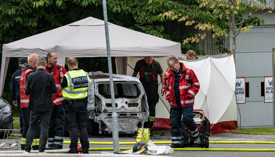 Politi og beredskab arbejder ved udbrændt bil på Esrumvej i Helsingør. Kort efter blev bilen helt afskærmet.
