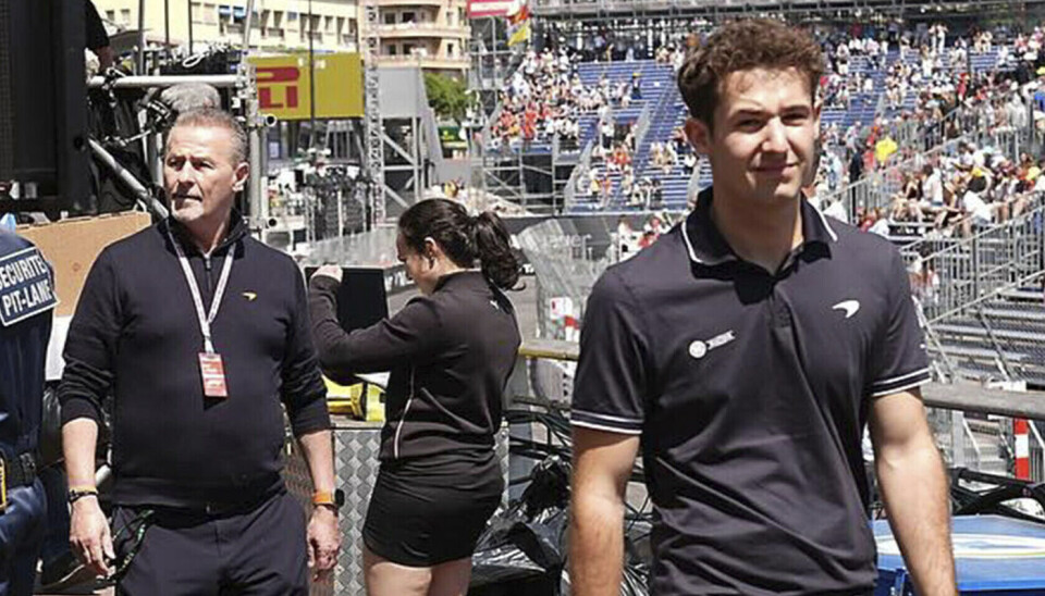 Den tyske stjernekok Karlheinz Hauser har mistet sin søn Tom. Sønnen styrtede ved et halvmaraton, slog hovedet og fik en hjerneblødning. Her ses de begge ved Grand Prix Monaco 2024.