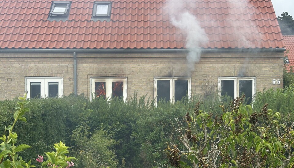 En person er fundet død i det brændende hus på Elmevej i Hundested.