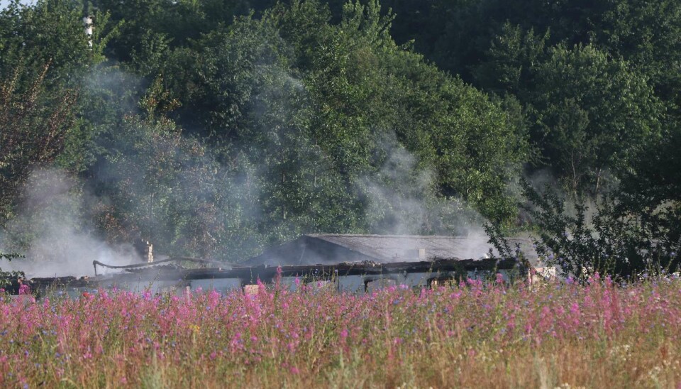 Den nedlagte gård ved Ejby på Fyn brænder helt ned.