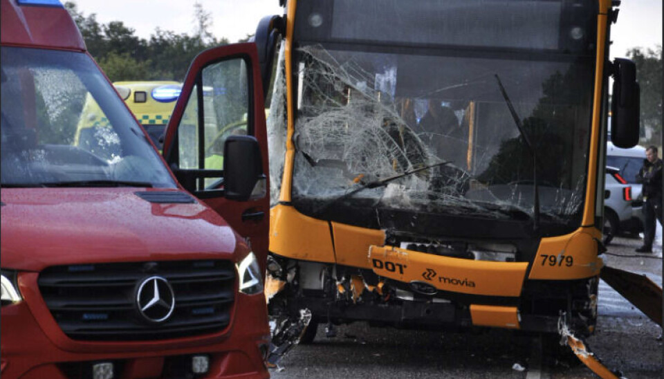 Bussen skal transporteres bort fra stedet. Og det tager tid.