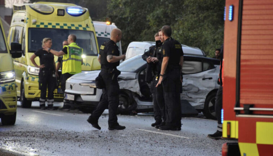 Ambulancer har bragt fire personer på hospitalet.