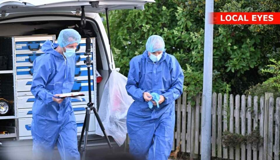 To mænd er fortsat sigtet i sagen om fundet af den døde 63-årige mand.